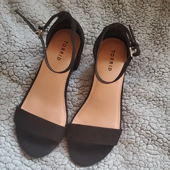 Elegant Torrid 10 WIDE Black Sueded Women's Sandals NWOT - Picture 2 of 13